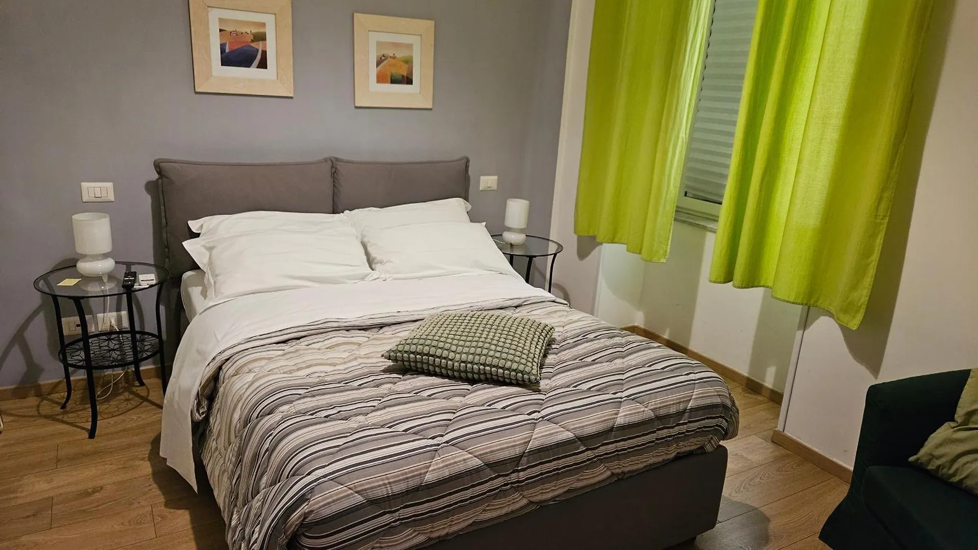 Studio Flat 381 location